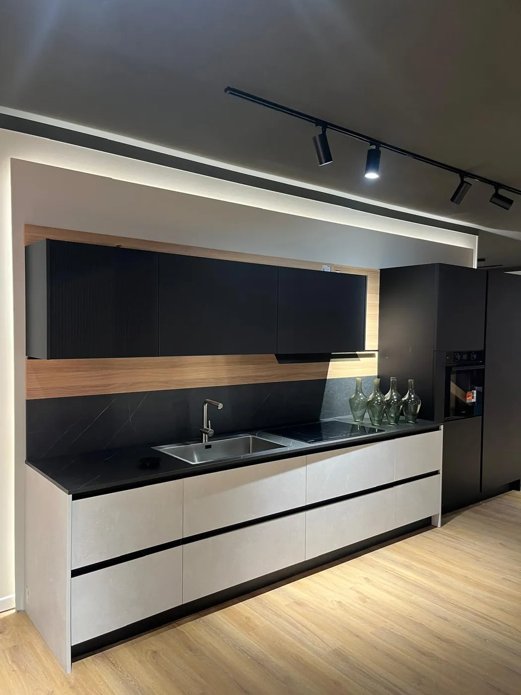 Cucina lineare bianca e nera con inserto in legno e piano in marmo, montata da Cr Montaggio